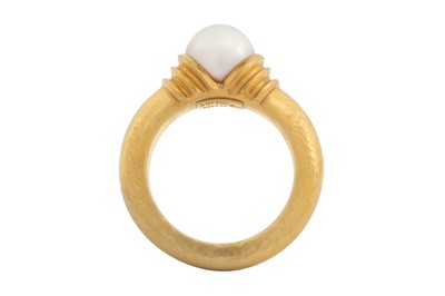 Lot 126 - Lalaounis I A cultured pearl ring