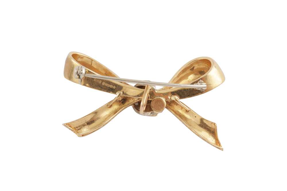 Lot 36 - An enamel bow brooch