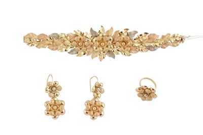 Lot 105 - A flower necklace, bracelet, earring and ring suite