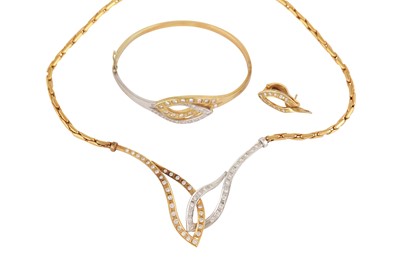 Lot 32 - A DIAMOND NECKLACE AND BANGLE SUITE