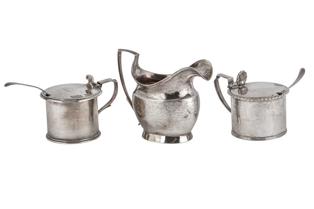 Lot 16 - A MIXED GROUP INCLUDING A GEORGE IV MUSTARD POT, LONDON 1823 BY CHARLES FOX