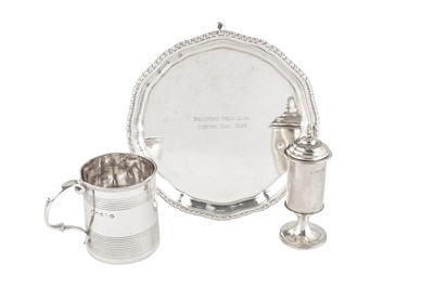 Lot 5 - A MIXED GROUP INCLUDING A GEORGE III STERLING SILVER CHRISTENING MUG, LONDON 1816 PROBABLY BY WILLIAM WESTON