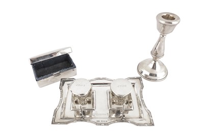 Lot 68 - A GEORGE V STERING SILVER INKSTAND, BIRMINGHAM 1925 BY JOSEPH GLOSTER AND CO