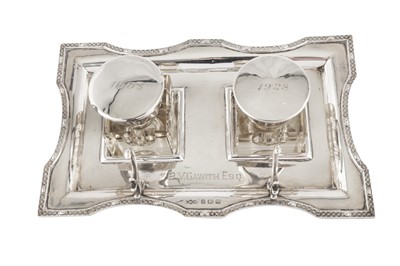 Lot 68 - A GEORGE V STERING SILVER INKSTAND, BIRMINGHAM 1925 BY JOSEPH GLOSTER AND CO