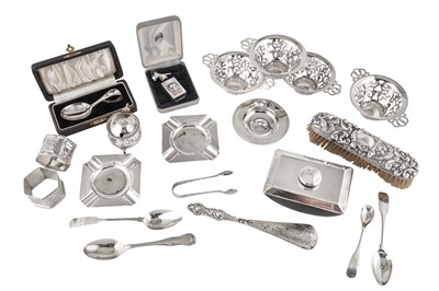 Lot 98 - A MIXED GROUP OF STERLING SILVER AND OTHER ITEMS