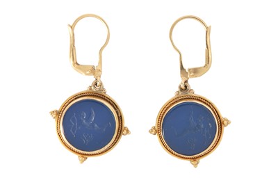 Lot 208 - A pair of agate pendent earrings