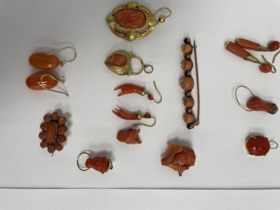 Lot 82 - λ A GROUP OF CORAL JEWELLERY