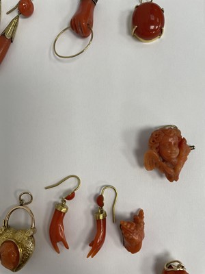 Lot 82 - λ A GROUP OF CORAL JEWELLERY
