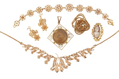 Lot 98 - A GROUP OF GOLD JEWELLERY