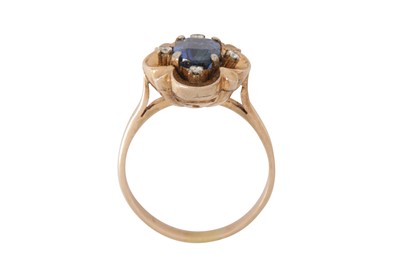 Lot 90 - A sapphire and diamond ring
