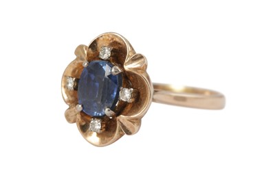 Lot 90 - A sapphire and diamond ring