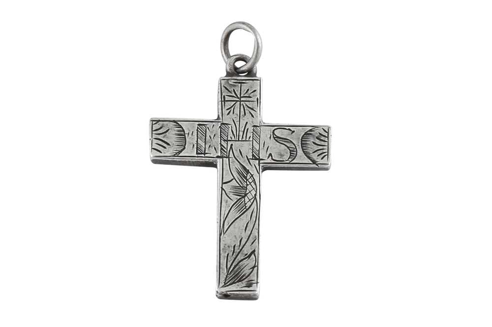 Lot 682 - A William and Mary late 17th century unmarked silver recusant cross, circa 1690