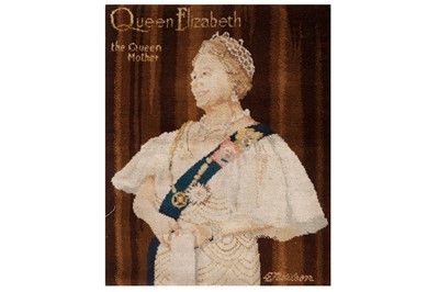 Lot 93 - A TAPESTRY WALL HANGING FEATURING A PORTRAIT OF ELIZABETH, THE QUEEN MOTHER