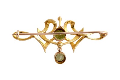 Lot 16 - A peridot and seed pearl brooch