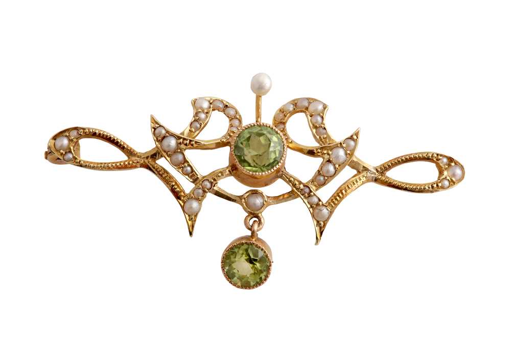 Lot 47 - A peridot and seed pearl brooch