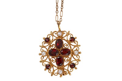 Lot 218 - A GARNET AND HALF PEARL PENDANT/ BROOCH NECKLACE
