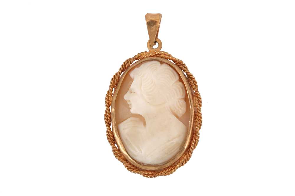 Lot 112 - A SHELL CAMEO PENDANT