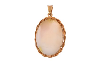 Lot 209 - A SHELL CAMEO PENDANT