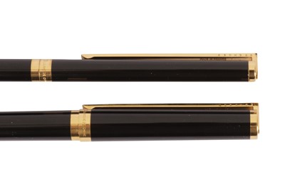 Lot 118 - A FRENCH S.T. DUPONT LAQUE DE CHINE FOUNTAIN PEN AND BALLPOINT PEN