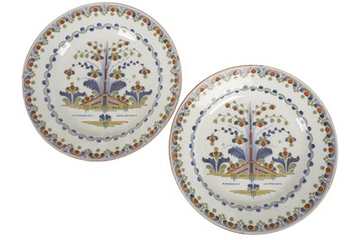 Lot 125 - A PAIR OF ENGLISH TIN GLAZED EARTHENWARE CHARGERS, 18TH CENTURY