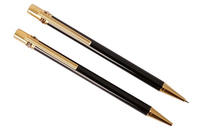 Lot 256 - A FRENCH MUST DE CARTIER BLACK LACQUER BALLPOINT PEN AND PROPELLING PENCIL