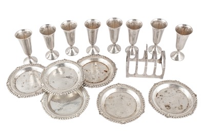 Lot 95 - A MIXED GROUP INCLUDING SIX ELIZABETH II STERLING SILVER COASTERS, BIRMINGHAM 1975 BY JG AND CO