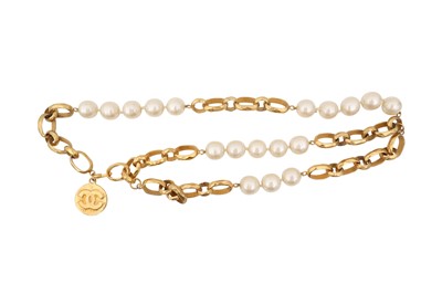 Lot 418 - Chanel Pearl CC Medallion Chain Belt