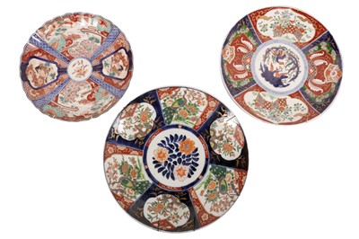 Lot 411 - THREE EARLY 20TH CENTURY JAPANESE IMARI CHARGERS