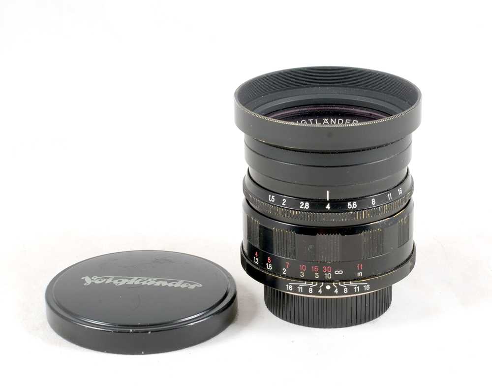 Lot 339 - Black Voigtlander 50mm f1.5 Screw Mount Nokton Lens.