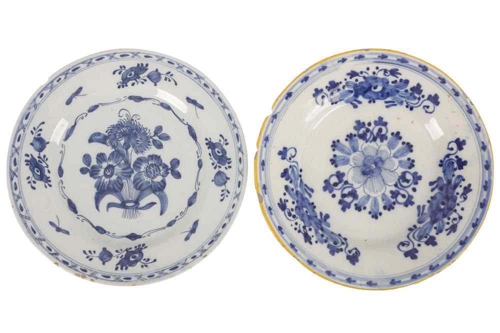 Lot 146 - TWO SMALL DELFTWARE POTTERY PLATES, CIRCA 1780-1800