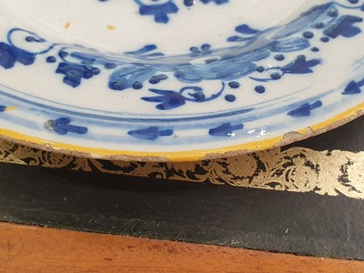 Lot 146 - TWO SMALL DELFTWARE POTTERY PLATES, CIRCA 1780-1800