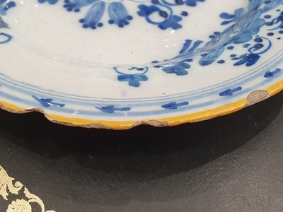 Lot 146 - TWO SMALL DELFTWARE POTTERY PLATES, CIRCA 1780-1800