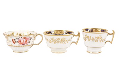 Lot 140 - A SMALL COLLECTION OF COALPORT PORCELAIN, MID 19TH CENTURY