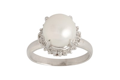 Lot 144 - A cultured pearl and diamond cluster ring