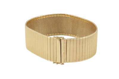 Lot 93 - A fancy-link bracelet