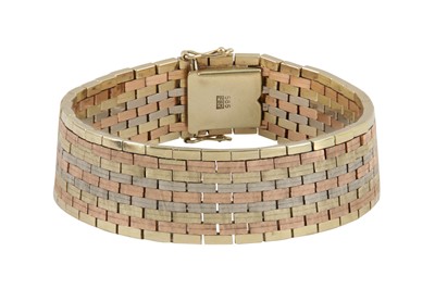 Lot 100 - A fancy-link bracelet