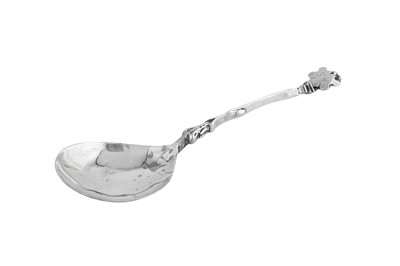 Lot 303 - A late 17th century Dutch silver spoon, Amsterdam 1696, makers mark obscured possibly P?