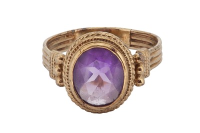 Lot 223 - An amethyst ring