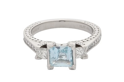 Lot 65 - Danhov I An aquamarine and diamond ring