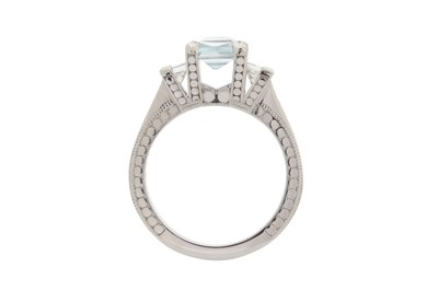 Lot 65 - Danhov I An aquamarine and diamond ring