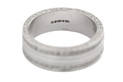 Lot 153 - A men's diamond wedding band