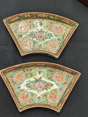 Lot 125 - A PAIR OF CHINESE CANTON FAMILLE ROSE VASES AND COVERS AND A DINNER SET.