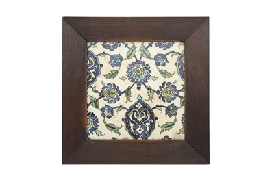 Lot 651 - AN OTTOMAN DAMASCUS POTTERY TILE WITH A LOTUS AND ARABESQUE MOTIF