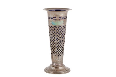 Lot 21 - A VICTORIAN STERLING SILVER VASE, CHESTER 1900 BY WILLIAM NEALE