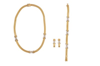 Lot 82 - Mappin & Webb  Ι  A diamond necklace, bracelet and earring suite, 2004