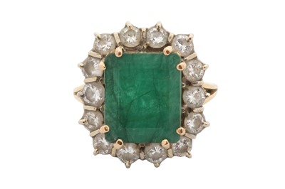 Lot 118 - An emerald and diamond cluster ring