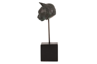 Lot 162 - A CONTEMPORARY BRONZE HEAD OF A CAT ON A STAND