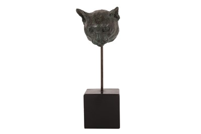 Lot 162 - A CONTEMPORARY BRONZE HEAD OF A CAT ON A STAND