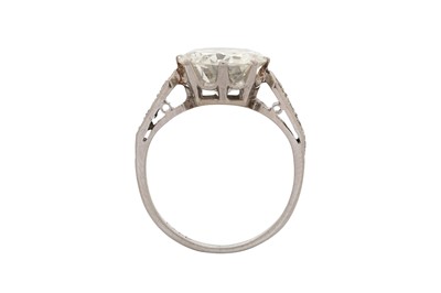Lot 62 - A diamond single-stone ring