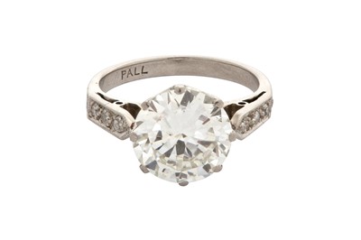 Lot 62 - A diamond single-stone ring